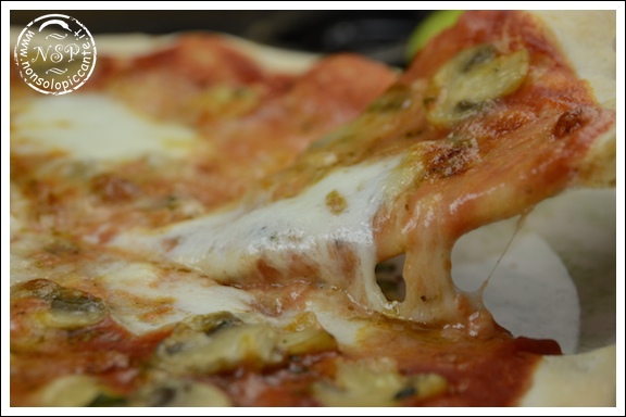 Pizza ai funghi champignon Pizza ai funghi champignon