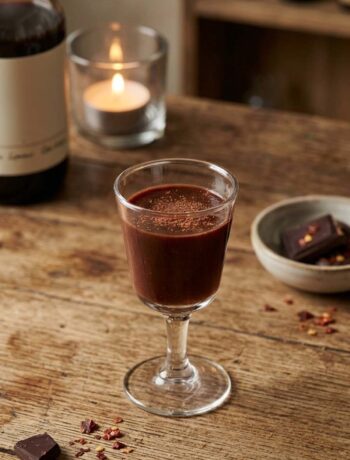 bicchiere di liquore al cioccolato e peperoncino