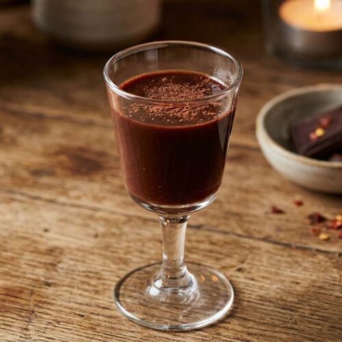 bicchiere di liquore al cioccolato e peperoncino piccante