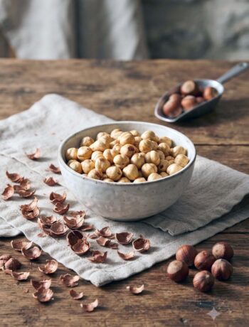 ciotola con nocciole spellate