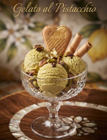 coppa di gelato al pistacchio e biscotti