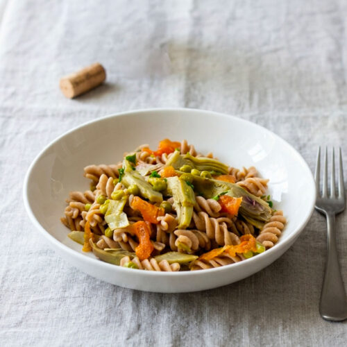 Piatto di fusilli di farro con carciofi e piselli