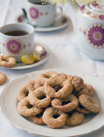biscotti al vinsanto con tazze di te