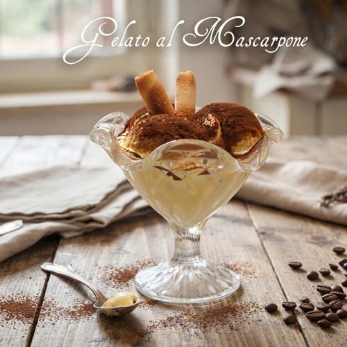coppa di gelato al mascarpone in tavola