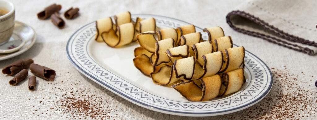 piatto di serpentine biscotti a spirale