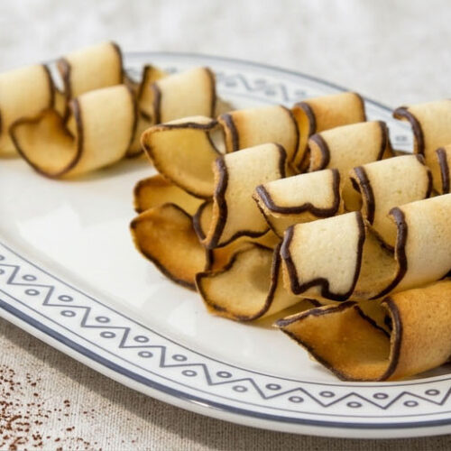 piatto di serpentine biscotti a spirale