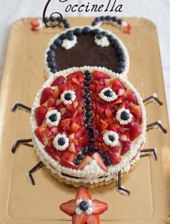 vassoio in tavola con torta a forma di coccinella