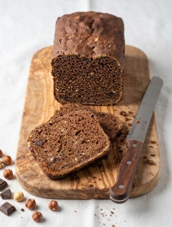 Pane al cioccolato e nocciole affettato