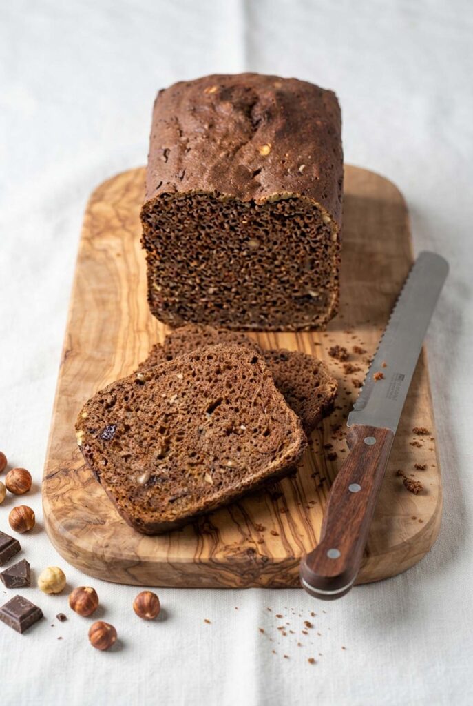 Pane al cioccolato e nocciole affettato