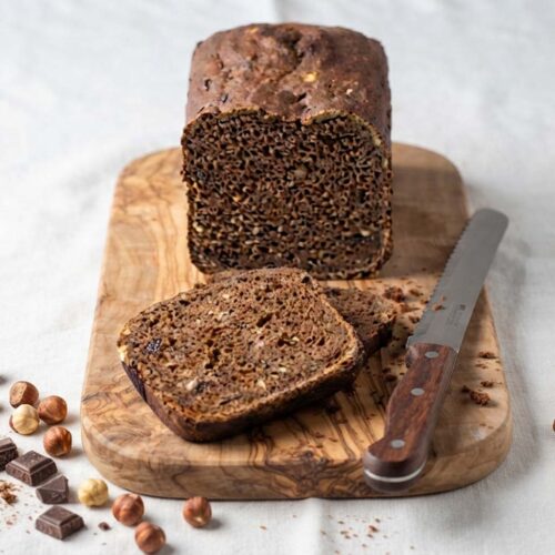 Pane al cioccolato e nocciole affettato su tagliere