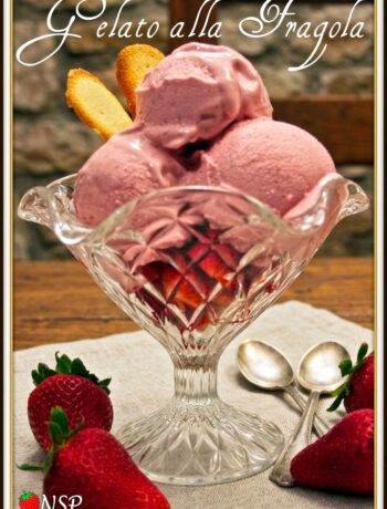 coppa di gelato alla fragola con panna