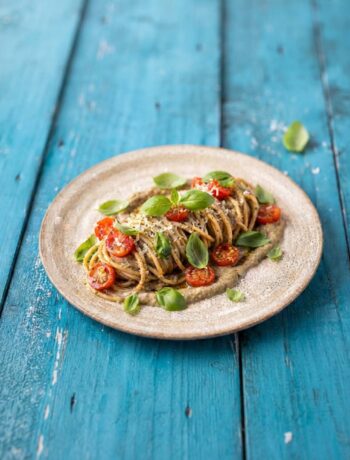 piatto con Spaghetti con melanzane, pomodori e cipolla di Tropea
