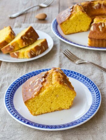 piatto con ciambellone ai pinoli