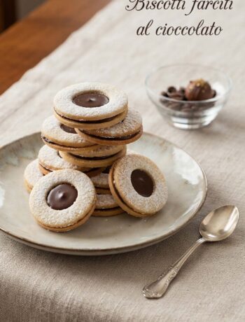 piatto di biscotti farciti al cioccolato