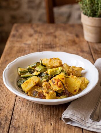 piatto di zucchine e patate al forno