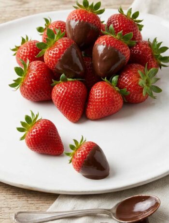 piatto con fragole al cioccolato piccante