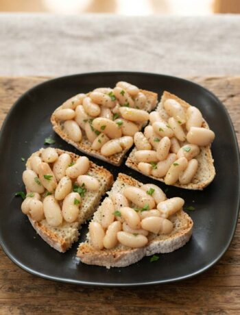 piatto con crostoni di fagioli cannellini