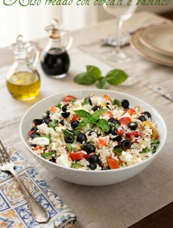tavola con piatto di riso freddo ai cereali e basilico