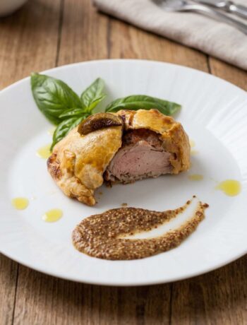 Piatto con Filetto di maialino in crosta con melanzane stufate e salsa alla senape antica