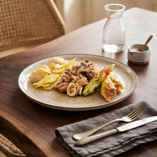 dettaglio piatto con Fritto misto con totani, patate e fiori di zucca