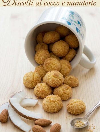 tavola e tazza con biscotti al cocco e mandorle