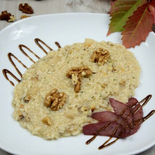 piatto risotto di inizio autunno con pere e noci