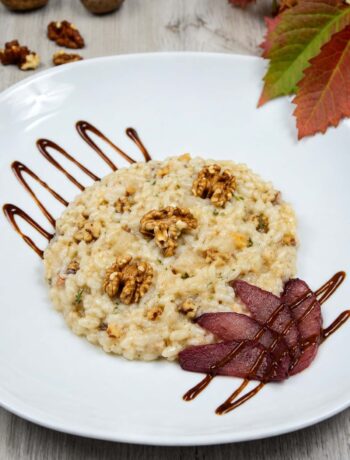 piatto risotto di inizio autunno con pere e noci