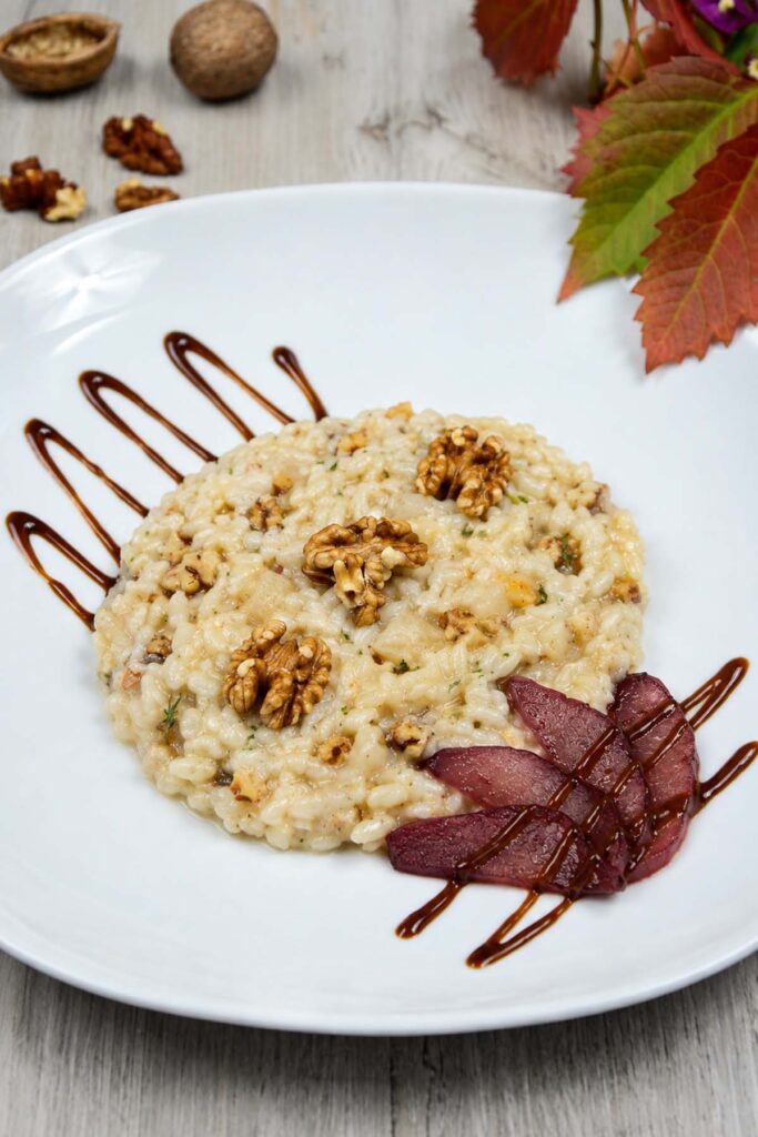 piatto risotto di inizio autunno con pere e noci