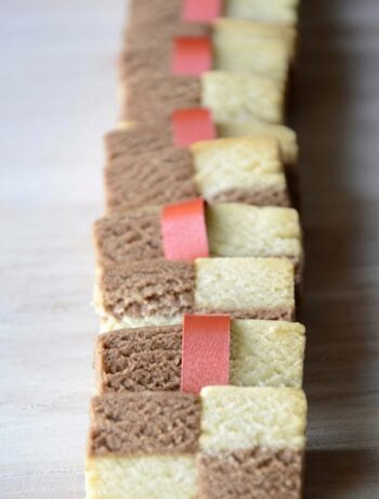 tavola con biscotti a scacchiera