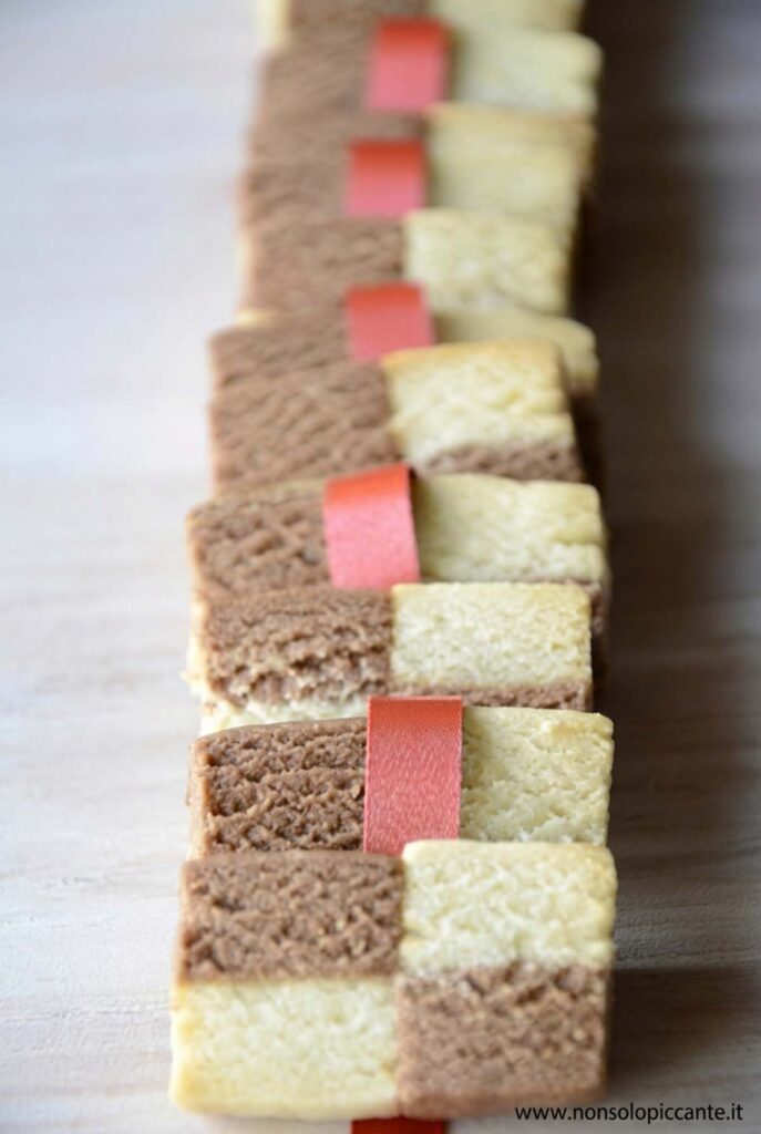 tavola con biscotti a scacchiera
