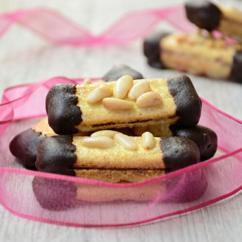 tavola con biscotti pinoli e cioccolato