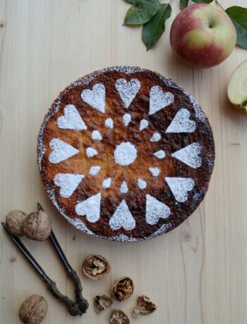 tavola con torta mele e noci