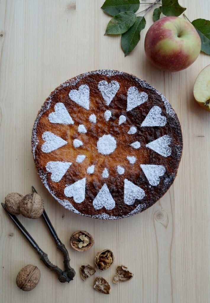 tavola con torta mele e noci