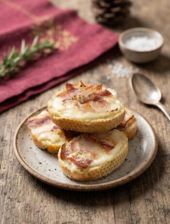 piatto di crostini mozzarella e rigatino
