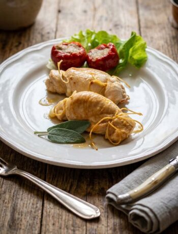 piatto di involtini di pollo