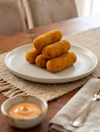 Piatto di crocchette di patate