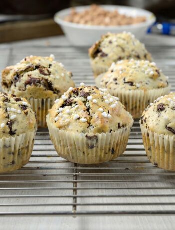 muffin nocciole e cioccolato su griglia a raffreddare