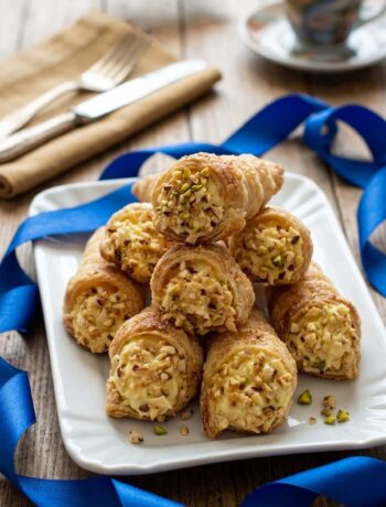 piatto di cannoli di pasta sfoglia alla crema