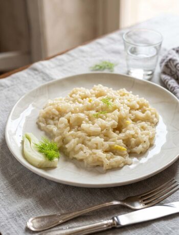 risotto ai finocchi - piatto in tavola. verticale