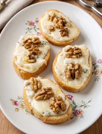 tavola con piatto crostini gorgonzola e.noci