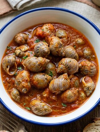 piatto di chiocciole di mare piccanti