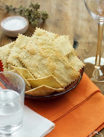 crackers all'origano piatto verticale