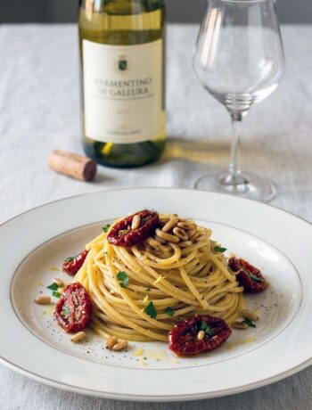 spaghetti alla bottarga pomodori secchi e pinoli