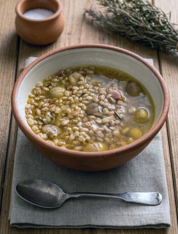 Ciotola di coccio con minestra di farro e castagne