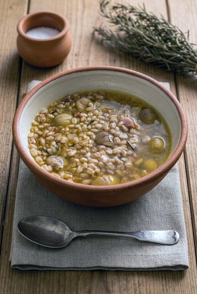 Ciotola di coccio con minestra di farro e castagne