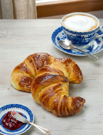 Croissant sfogliati con cappuccino