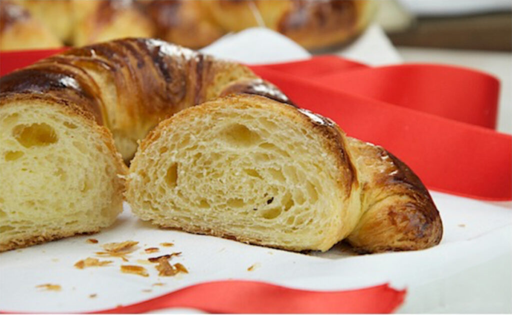 Croissant sfogliato aperto