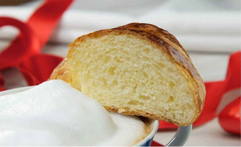 Porzione di croissant sfogliato