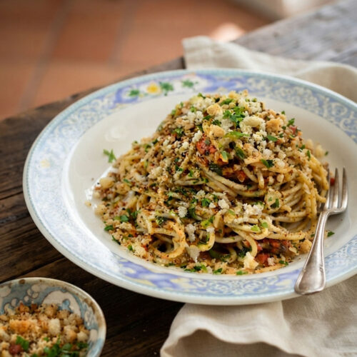 dettaglio piatto spaghetti ai ricci di mare e briciole di pane