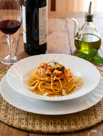 Spaghetti alle melanzane con sugo cremoso, cubetti di melanzana, pomodoro e scaglie di pecorino